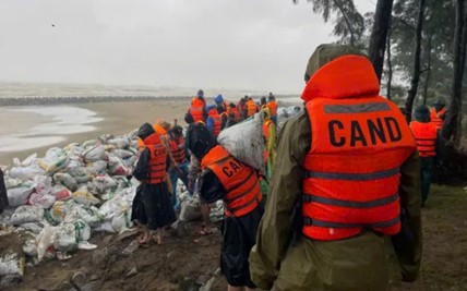 Từ Hà Tĩnh đến Quảng Ngãi cần bảo vệ công trình trước mưa lớn do bão số 12 và không khí lạnh