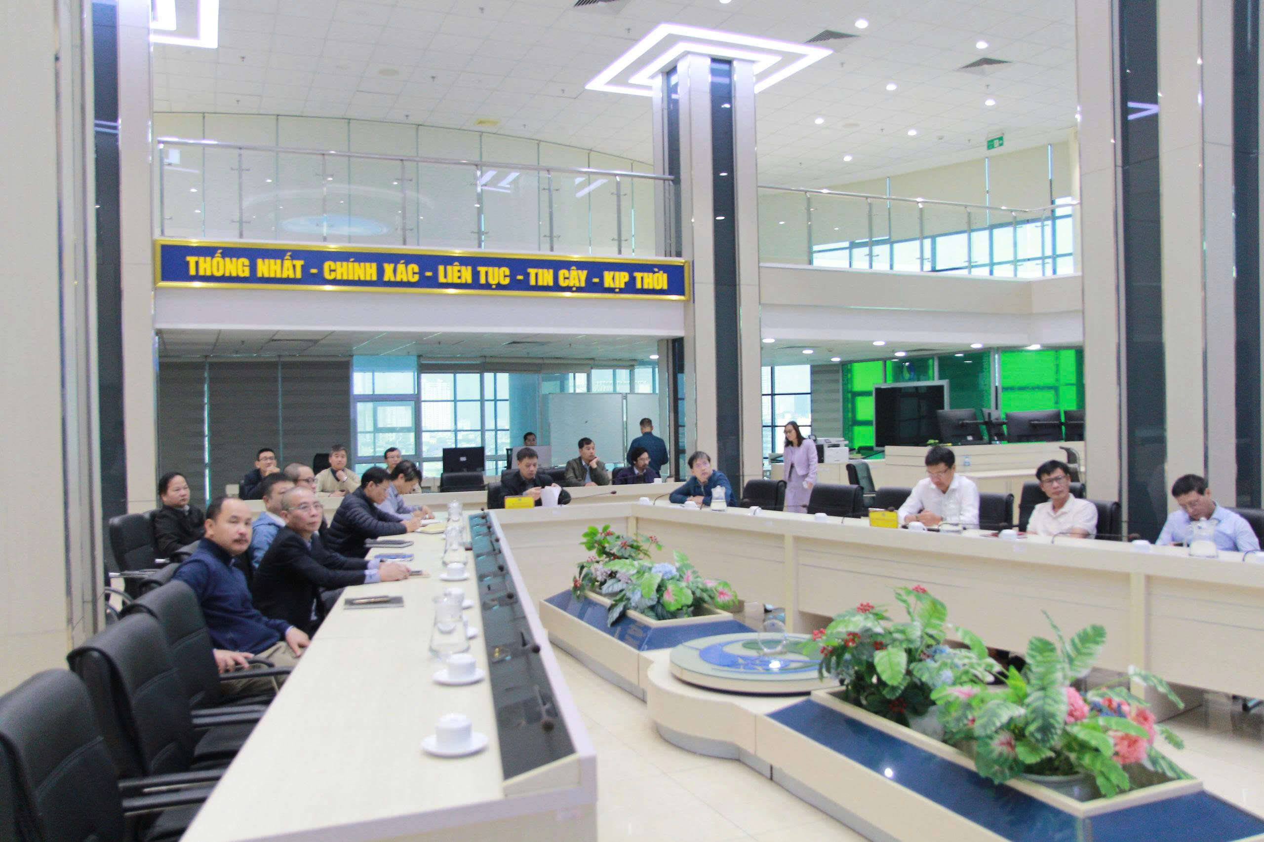 Cục KTTV họp khẩn về bão số 15: Nghiêng về kịch bản bão suy yếu trên biển, cảnh báo trọng tâm là gió mạnh và sóng lớn