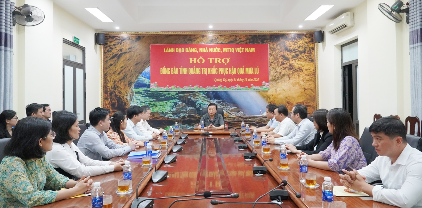 Phó Thủ tướng Chính phủ Trần Hồng Hà thăm, động viên và trao quà hỗ trợ tỉnh Quảng Trị khắc phục hậu quả mưa lũ