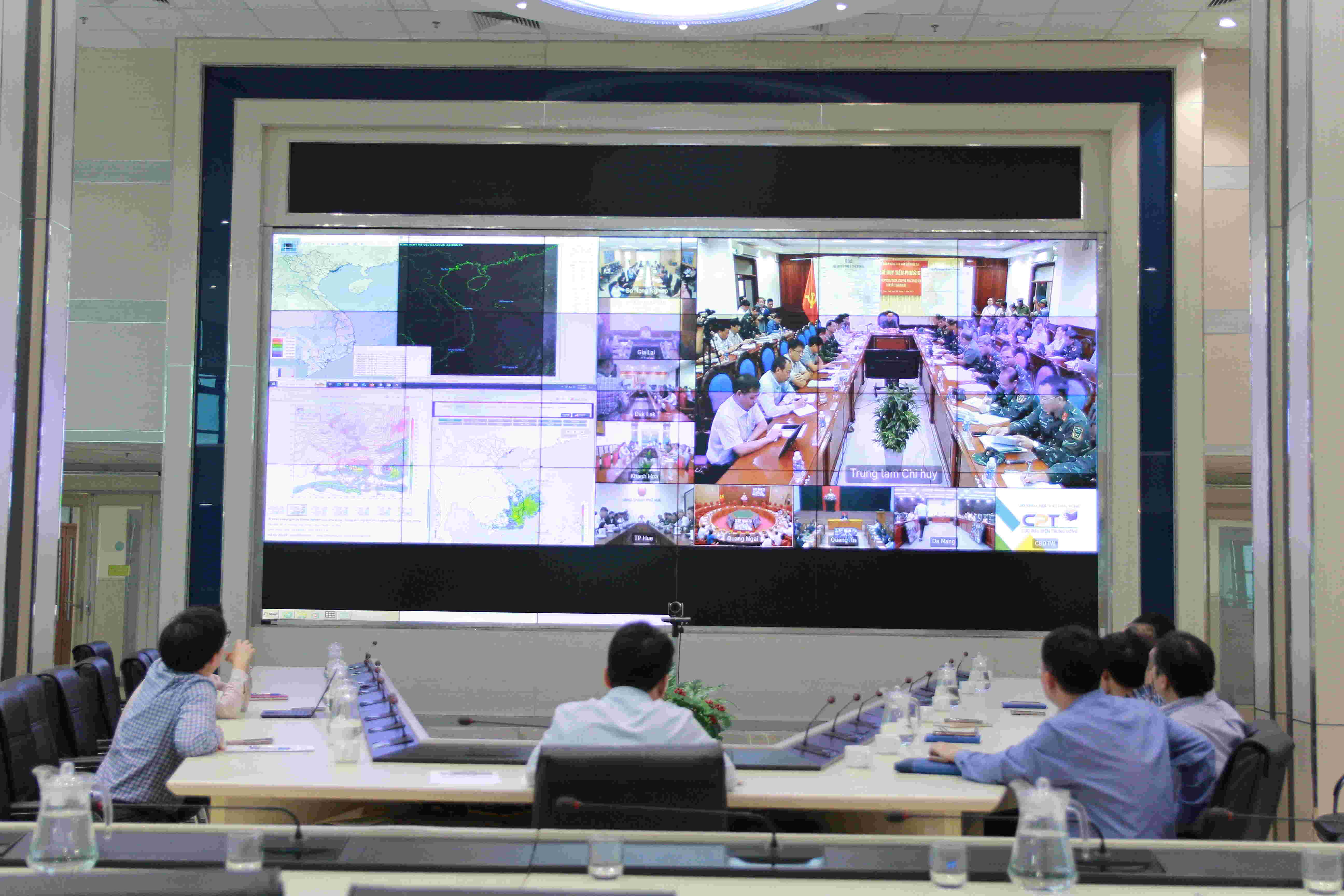 Cuộc họp trực tiếp kết hợp trực tuyến triển khai khẩn cấp các biện pháp ứng phó cơn bão số 13 (bão Kalmeagi)