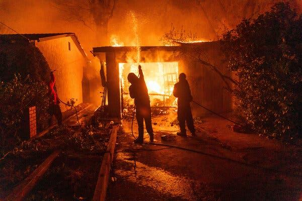 Cháy rừng ở California đe dọa các công ty bảo hiểm vốn đang gặp khó khăn trước những cú sốc khí hậu