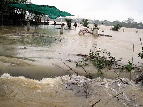 Mưa lớn kéo dài, Huế đối mặt với nguy cơ cao xảy ra lũ quét, sạt lở và ngập úng