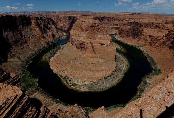 Mỹ thông báo cắt giảm lượng nước từ sông Colorado đối với 3 bang do hạn hán