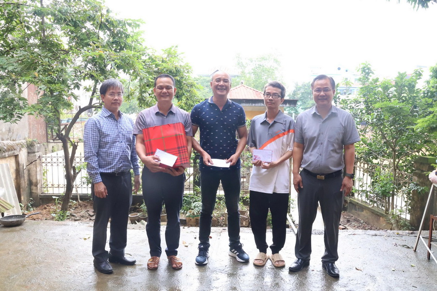 Lãnh đạo Đài KTTV Bắc Bộ và Trung tâm Dự báo KTTV quốc gia thăm hỏi các đơn vị bị ảnh hưởng do bão số 11