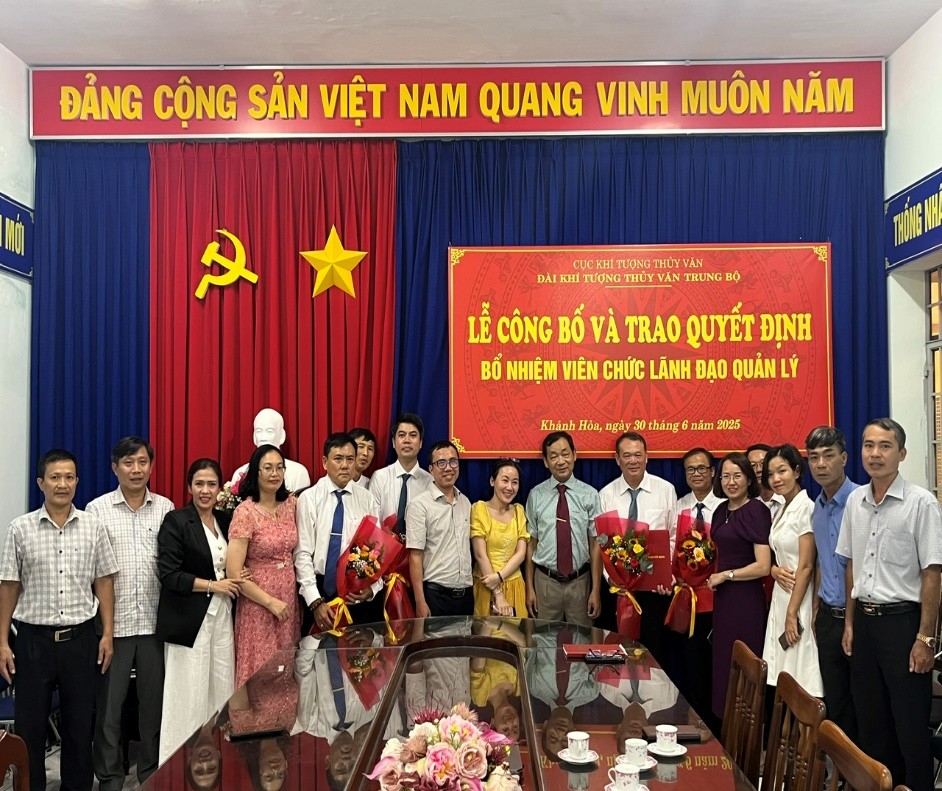 Trao Quyết định bổ nhiệm lãnh đạo các đơn vị trực thuộc Đài Khí tượng Thủy văn Trung Bộ