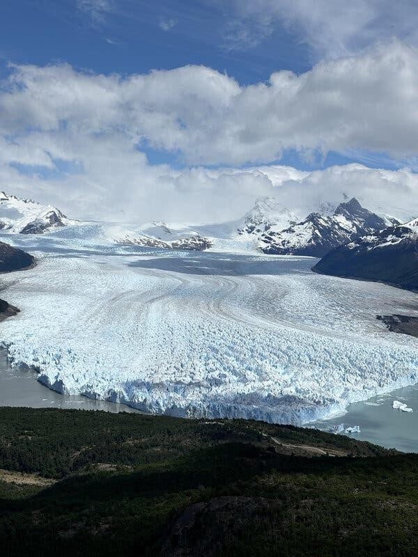 Một sông băng nổi tiếng ổn định ở Argentina đột nhiên trông hoàn toàn khác