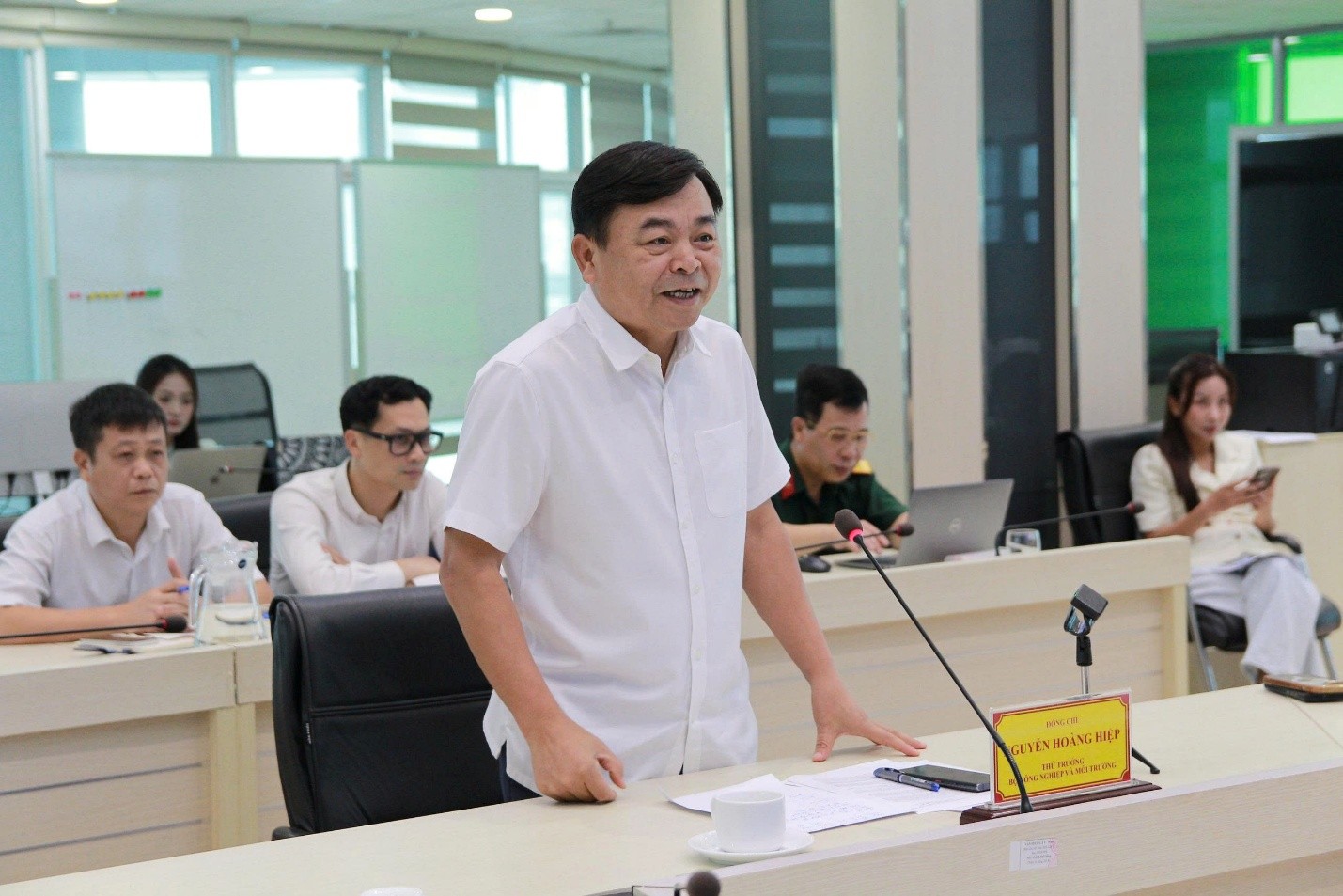 Thứ trưởng Nguyễn Hoàng Hiệp họp ứng phó với áp thấp nhiệt đới, bão trên biển Đông