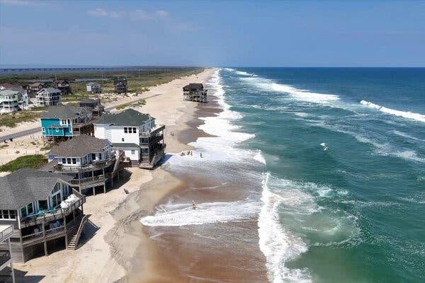 Các thị trấn bãi biển Bắc Carolina chuẩn bị ứng phó với đợt sóng biển nguy hiểm