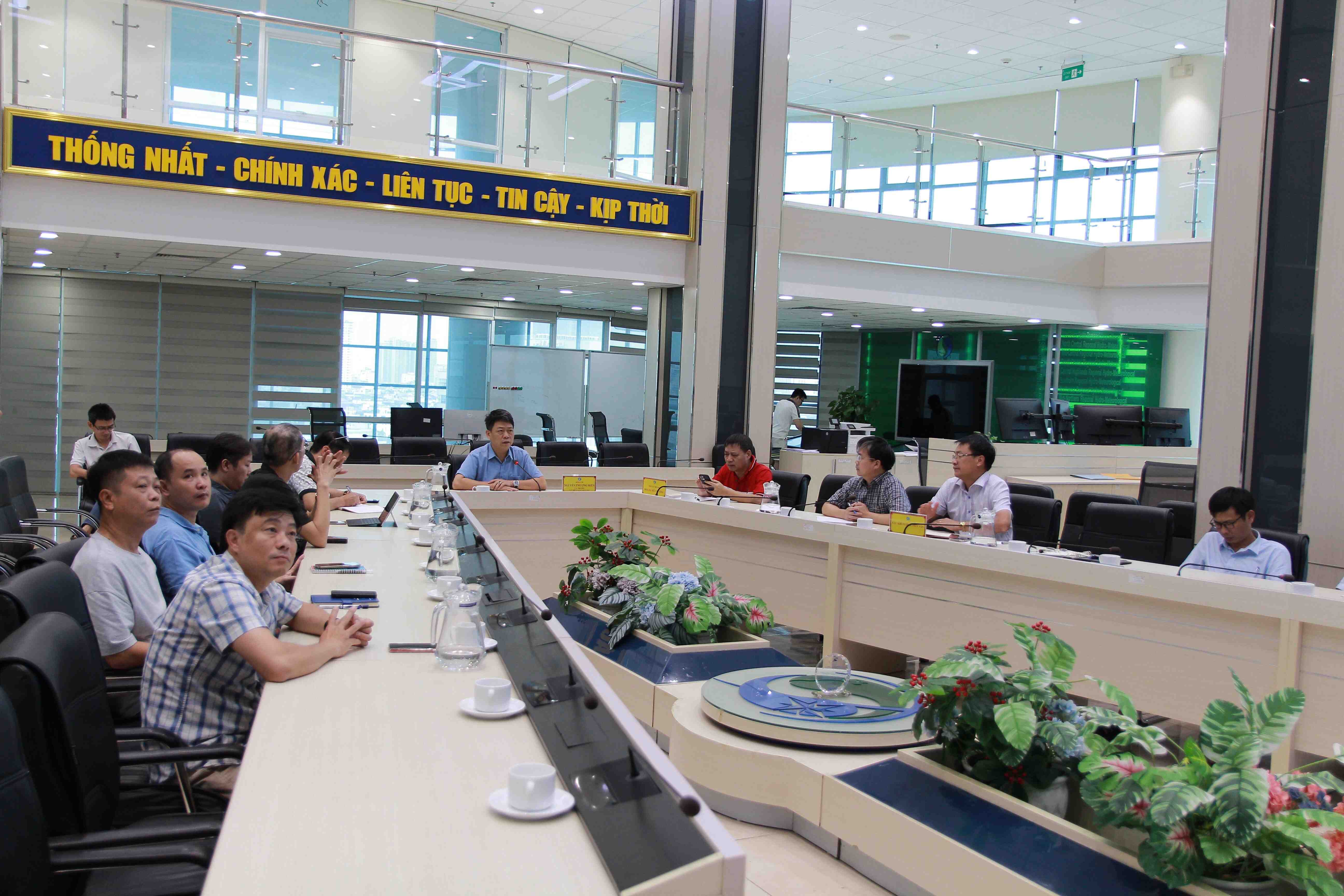 Cục Khí tượng Thủy văn họp thảo luận về dự báo, cảnh báo bão số 06 (NongFa)