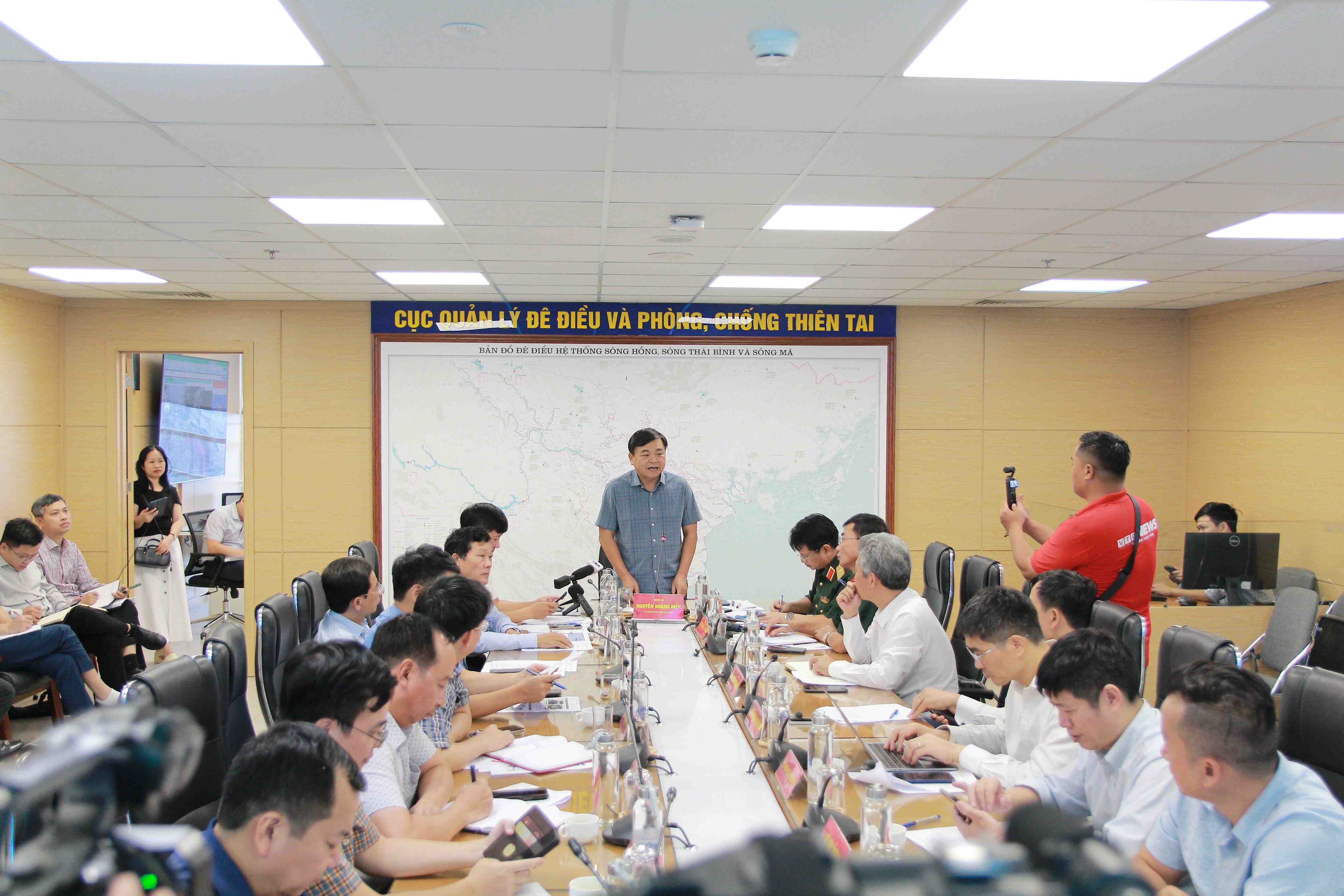 Thứ trưởng Nguyễn Hoàng Hiệp họp KHẨN chỉ đạo ứng phó cơn bão BUALOI