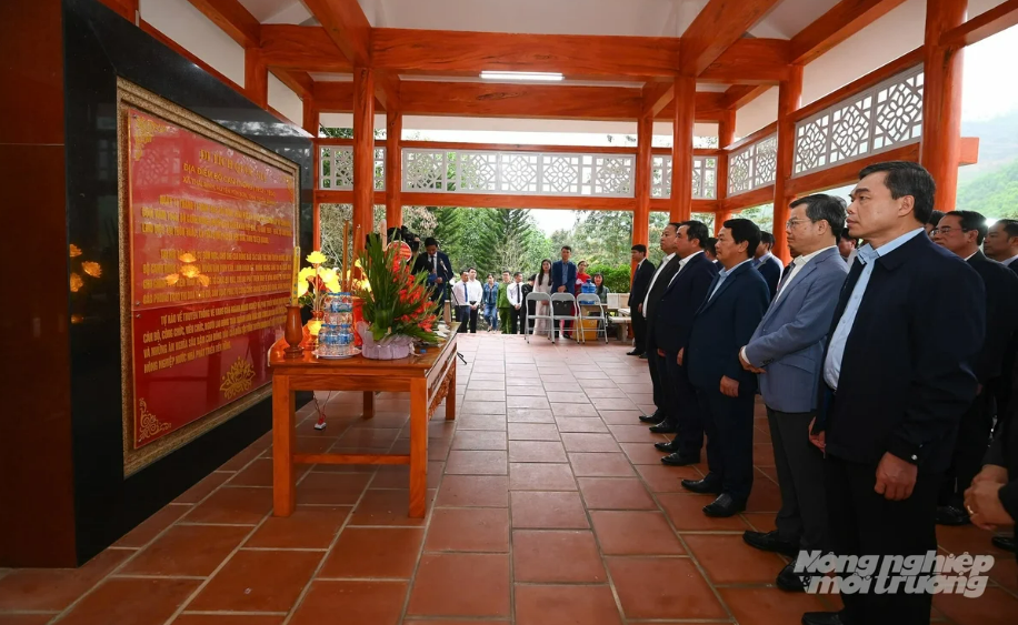 Tham dự Dâng hương khu Di tích lịch sử Quốc gia Bộ Canh nông tại Tuyên Quang