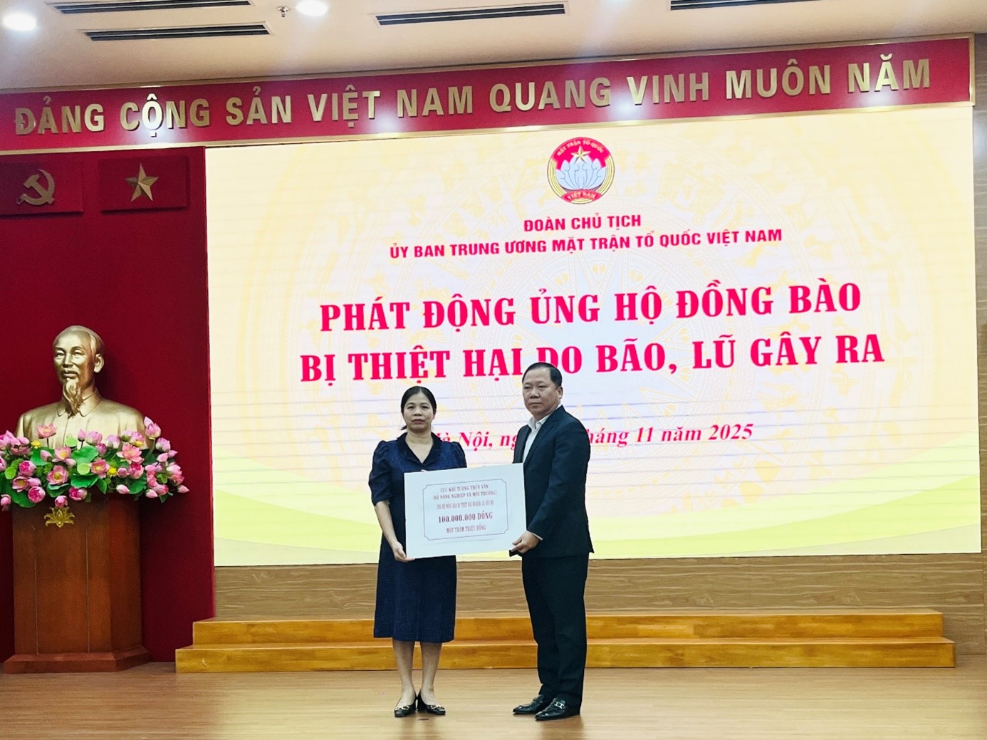 Cục Khí tượng Thuỷ văn tham gia Lễ phát động “Toàn dân ủng hộ đồng bào miền Trung, Tây Nguyên khắc phục hậu quả mưa lũ” của Ủy ban Trung ương Mặt trận Tổ quốc Việt Nam tổ chức 