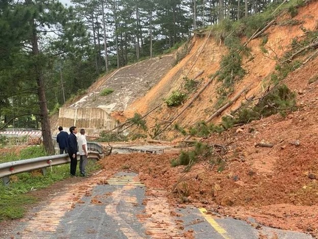 Bộ Xây dựng yêu cầu khẩn trương thông tuyến giao thông huyết mạch, chủ động ứng phó bão số 15