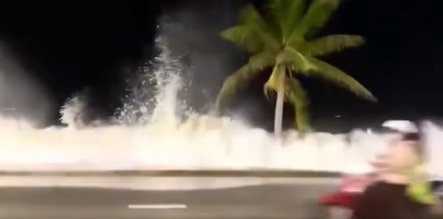 Khánh Hòa biển động dữ dội, sóng lớn tràn đường trước giờ bão số 15 áp sát