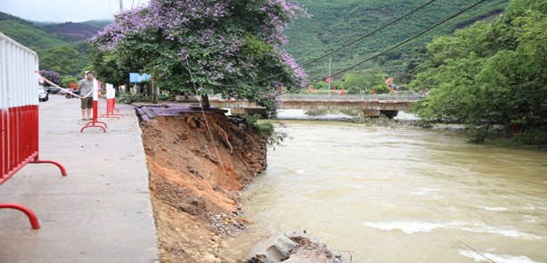 Khẩn trương khắc phục nhiều điểm ngập úng, sạt lở mất an toàn sau mưa lớn và hỗ trợ người dân tiêu thu cá tầm bị thiệt hại tại Quảng Ninh