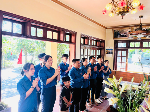 Đoàn TNCS Hồ Chí Minh Cục khí Tượng thủy văn tổ chức hành trình “về nguồn” tại đền thờ Bác Hồ trên đỉnh Ba Vì