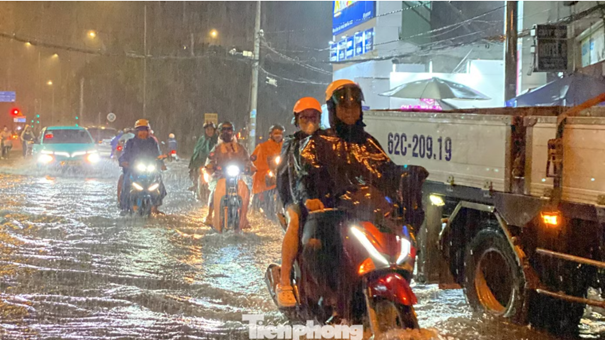 Thành phố Hồ Chí Minh đón đợt mưa lớn diện rộng, có nơi trên 150 mm