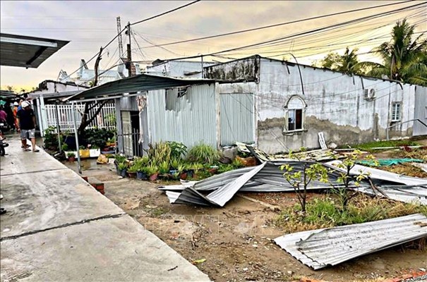 Mưa lớn kèm lốc xoáy gây thiệt hại nhiều nhà dân tại Cà Mau