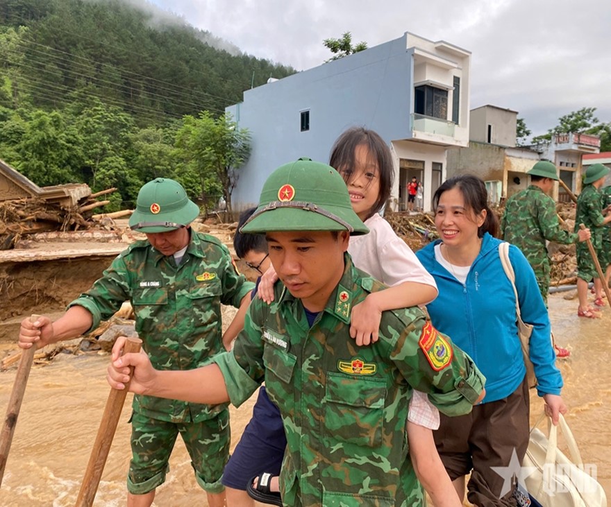 Các đơn vị thuộc quân đội sẵn sàng phương án ứng phó đưa người dân vùng lũ đến nơi an toàn