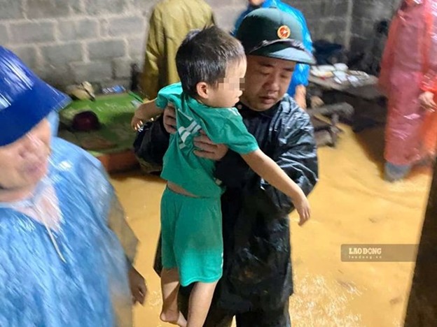 Mưa lớn gây ngập, Quân đội hỗ trợ người dân Lạng Sơn di dời trong đêm