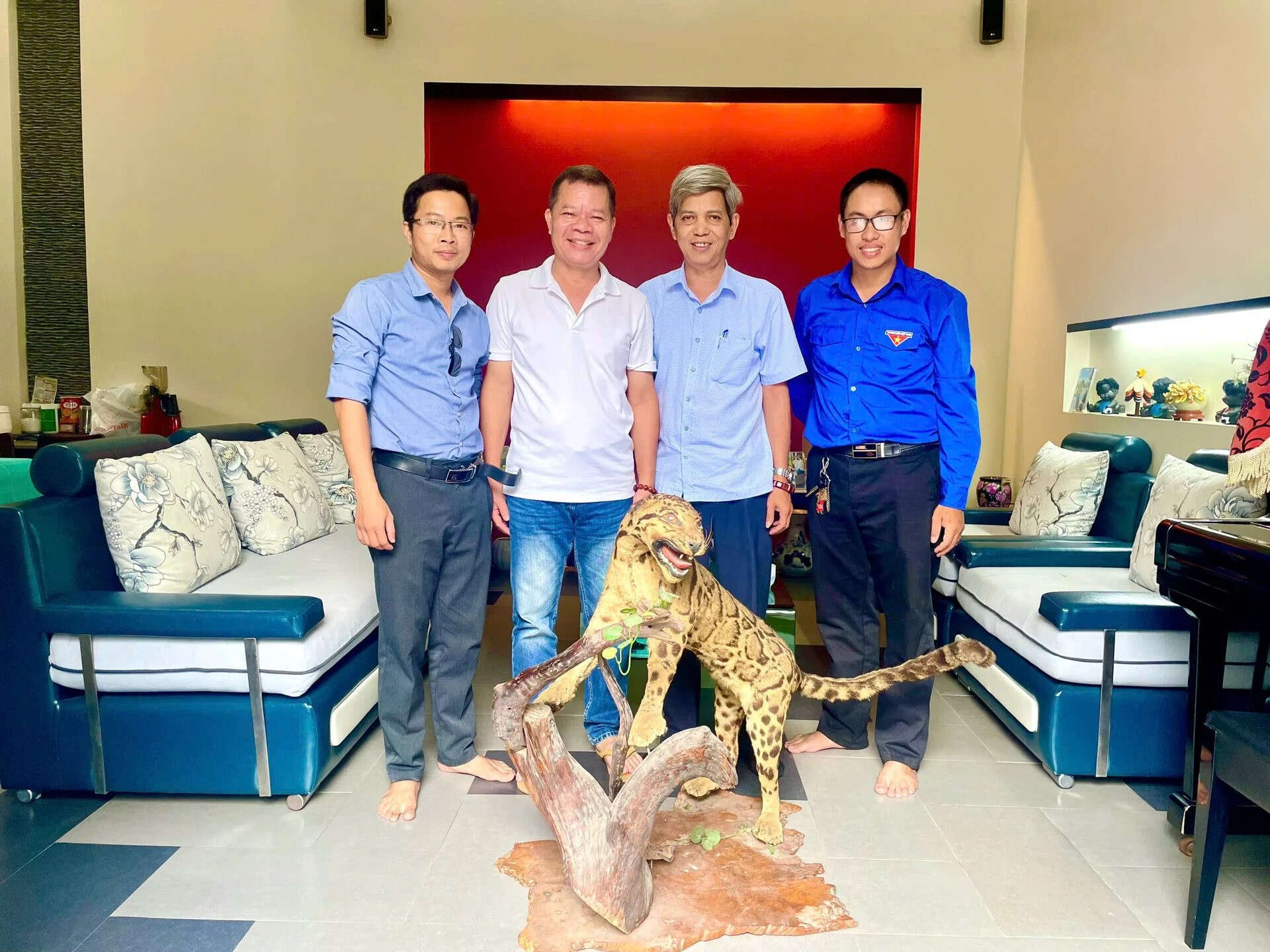 Người dân TP. Huế trao tặng tiêu bản báo gấm quý hiếm cho Bảo tàng