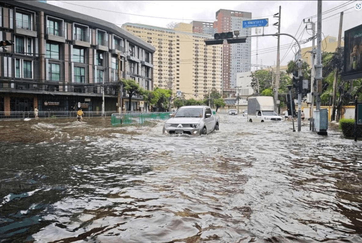 Mưa lớn gây ngập diện rộng tại Bangkok, Thái Lan