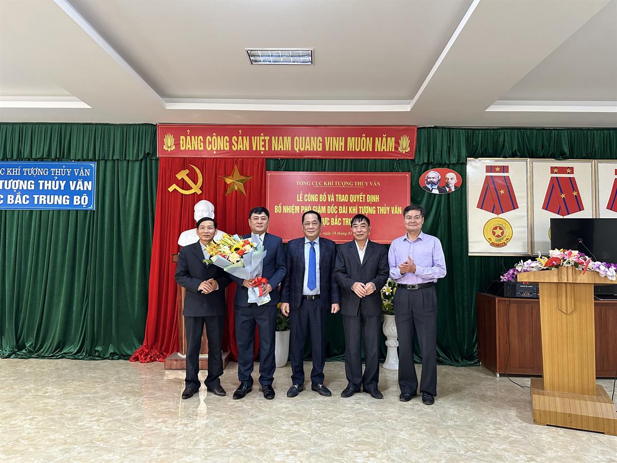 Phó Thủ tướng Trần Hồng Hà kiểm tra, chỉ đạo công tác dự báo Bão số 3 YAGI tại Tổng cục Khí tượng Thủy văn, Bộ Tài nguyên và Môi trường